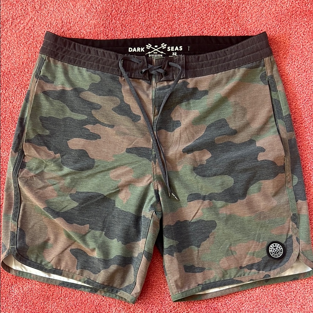 Men’s 32 waist Dark Seas Division Board Shorts/ Swim shorts
